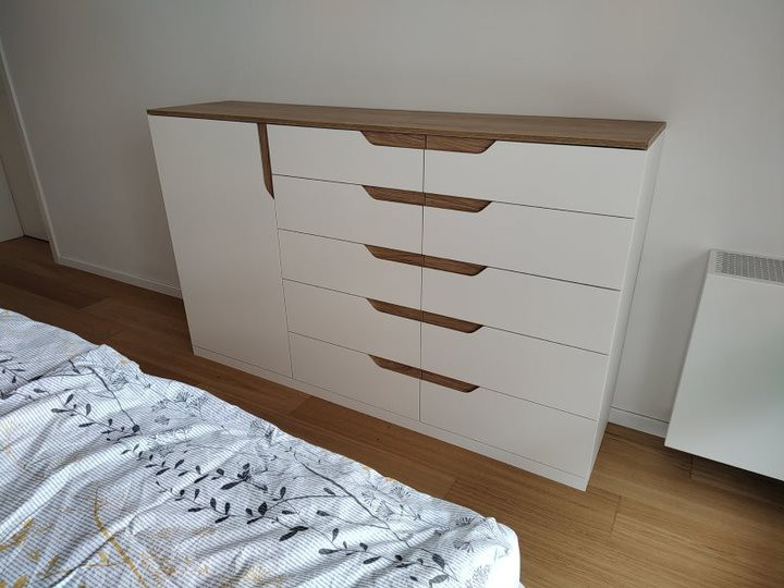 Biela komoda na mieru s drevenou vrchnou doskou a zásuvkami