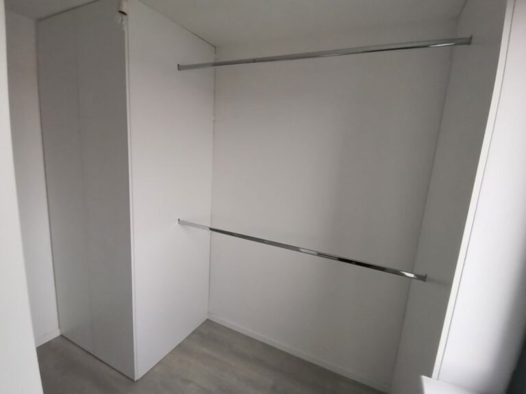Biela vstavaná skriňa na mieru s dvomi závesnými tyčami