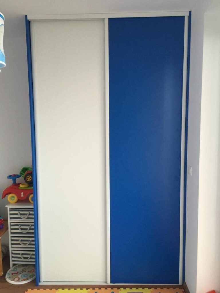 vstavaná skriňa do detskej izby v bielo-modrom prevedení