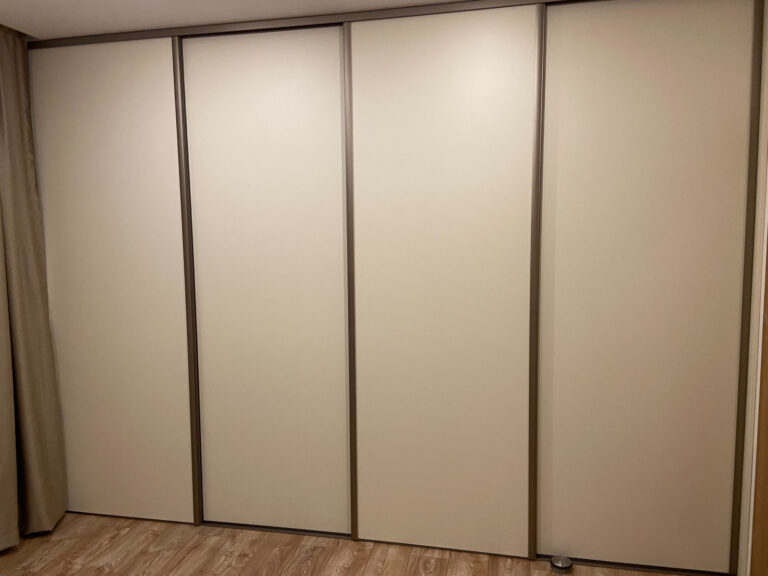Biely vstavaný šatník s posuvnými dverami